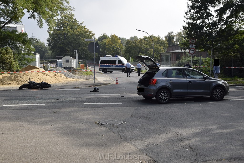 Schwerer Krad PKW Unfall Koeln Muelheim Am Springborn Cottbuserstr P047.JPG - Miklos Laubert